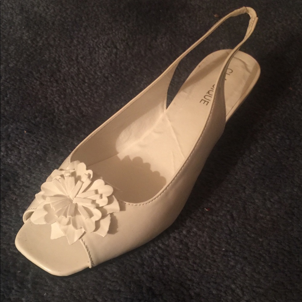 Woman’s shoe size 9.5